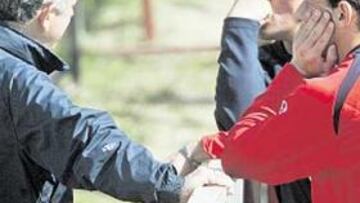 <b>EXPLICACIONES. </b>El doctor Villalón habla con Murcia y Maxi sobre la lesión del centrocampista.