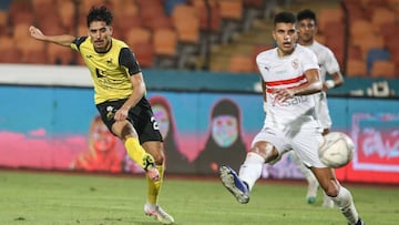 Cairo (Egypt), 08/10/2020.- Wadi Degla player Abdelkabir El Ouadi (L) in action against Zamalek player Mohamed Abdelghani (R) during the Egyptian Premier League soccer match between Zamalek and Wadi Degla, in Cairo, Egypt, 08 October 2020. (Egipto)