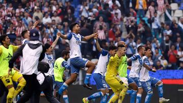 MEX6173. PUEBLA (MÉXICO), 09/10/2022.- Los jugadores del Puebla festejan su triunfo contra el Guadalajara, hoy durante un partido de reclasificación del torneo Apertura 2022 de la Liga MX, en el estadio Cuauhtémoc, en Puebla (México). EFE/ Hilda Ríos