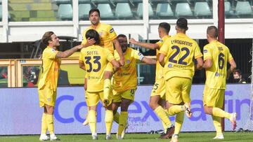 Giovanni Simeone, felicitado por sus compa&ntilde;eros y subido a hombros durante el partido con el Torino.