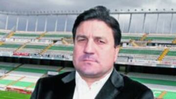 José Sepulcre, presidente del Elche posa en el Martínez Valero.