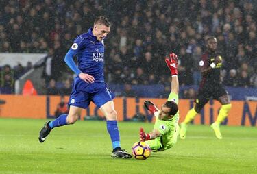 Jamie Vardy's first hat-trick downs Guardiola's Man City at Leicester