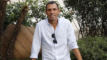 Gustavo Poyet posa para AS.