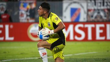 Futbol, Colo Colo vs Alianza Lima.
Copa Libertadores 2022.
El arquero de Colo Colo Brayan Cortes, juega el balón contra Alianza Lima durante el partido por el grupo F de la Copa Libertadores realizado en el estadio Monumental, Santiago, Chile.
13/04/2022
Jonnathan Oyarzun/Photosport
Football, Colo Colo vs Alianza Lima.
2022 Copa Libertadores Championship.
Colo Colo’s goalkeeper Brayan Cortes,play the ball against Alianza Lima during the match of group F of the Copa Libertadores championship held at the Monumental stadium in Santiago, Chile.
04/13/2022
Jonnathan Oyarzun/Photosport
