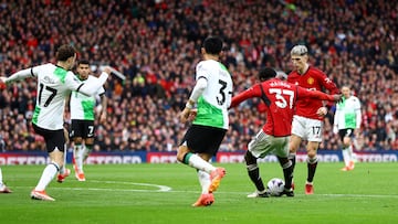 Soccer Football - Premier League - Manchester United v Liverpool - Old Trafford, Manchester, Britain - April 7, 2024  Manchester United's Kobbie Mainoo scores their second goal REUTERS/Carl Recine NO USE WITH UNAUTHORIZED AUDIO, VIDEO, DATA, FIXTURE LISTS, CLUB/LEAGUE LOGOS OR 'LIVE' SERVICES. ONLINE IN-MATCH USE LIMITED TO 45 IMAGES, NO VIDEO EMULATION. NO USE IN BETTING, GAMES OR SINGLE CLUB/LEAGUE/PLAYER PUBLICATIONS.