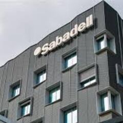 Le pillan mirando datos bancarios de los clientes de Sabadell tras 20 años trabajando y le sale caro: declaran despido procedente