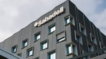 En la empresa desde el año 2000, el empleado realizó consultas de ficheros de morosidad sin autorización y retrocesiones de comisiones en favor de un amigo por valor de más de 100 euros.