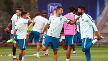 Costa y Vitolo entrenando.