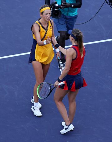 Paula Badosa y Victoria Azarenka tras finalizar el partido.