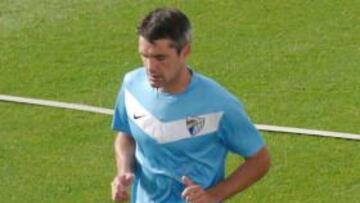 <b>LESIONADO. </b>Toulalan, corriendo en solitario en La Rosaleda.