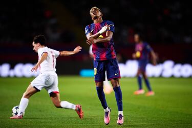 Lamine Yamal del FC Barcelona reacciona durante el partido.