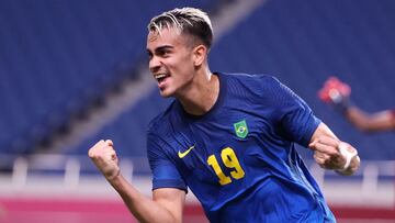 Reinier celebra la asistencia que dio a Richarlison para el 1-3 de Brasil ante Arabia Saudí en los Juegos Olímpicos.