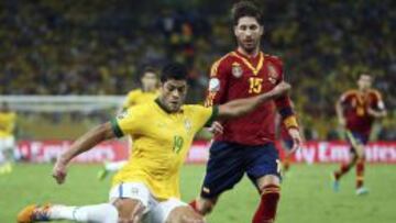 Hulk (i) intenta un disparo ante la presencia del español Sergio Ramos