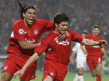 Campeón de la Champions League 2004-05 con el Liverpool. Conocida como 'El Milagro de Estambul' tras remontar un 3-0 al Milán y vencer en la tanda de penaltis.