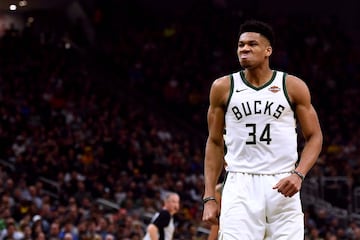 -Años en la NBA: 2013-Actualidad
-Equipos: Milwaukee Bucks
-Medias de su carrera: 20 puntos, 8,9 rebotes, 4,3 asistencias
-Mejor temporada: (2019-20) 29,6 puntos, 13,7 rebotes, 5,8 asistencias
-Méritos: una vez MVP, 4 veces all star, una vez en el Mejor Quinteto

Con 25 años ya ha ganado un MVP e iba camino de otro antes del parón. Es el ejemplo de jugador del SIglo XXI elevado a la máximo potencia. Su altura (2,09) ya no significa nada en cuanto a posición en la pista. Demoledor en ataque, con espacios es imparable. En defensa también es élite. Tiene el potencial para acabar en lo alto de esta lista al final de su carrera.