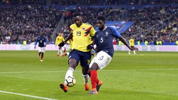 Duv&aacute;n Zapata ante la marca de Samuel Umtiti en el partido amistoso entre Francia y Colombia