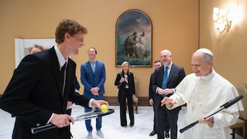 VATICAN CITY (Vatican City State (Holy See)), 14/05/2025.- A handout photo made available by the Vatican Media shows Italian tennis player Jannik Sinner giving a tennis racket to the Pope Leo XIV in Vatican City, 14 May 2025. (Papa, Tenis) EFE/EPA/VATICAN MEDIA HANDOUT EDITORIAL USE ONLY/NO SALES