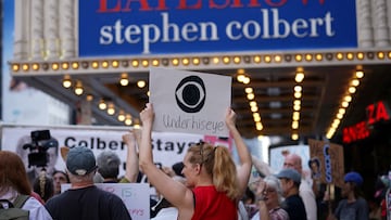 Foto de archivo de la manifestación tras el anuncio de CBS/Paramount de la cancelación del programa 'The Late Show with Stephen Colbert' frente al teatro Ed Sullivan, en Nueva York, EE. UU., el 21 de julio de 2025.