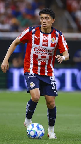 Richard Ledezma of Guadalajara during the 13th round match between Guadalajara and Pumas UNAM as part of the Liga BBVA MX Varonil, Torneo Clausura 2026 at Akron Stadium, on April 05, 2026 in Guadalajara, Jalisco, Mexico.