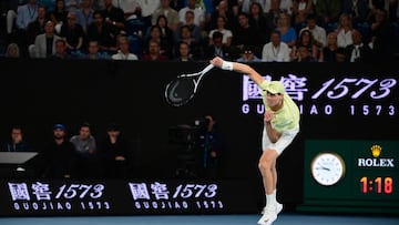 Jannik Sinner saca ante Alex De Minaur en el Open de Australia.