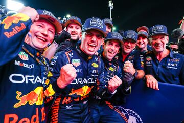 El piloto holandés de Red Bull Racing, Max Verstappen, celebra su tercer título mundial después de la carrera al esprint previa al Gran Premio de Fórmula Uno de Qatar en el Circuito Internacional de Losail.