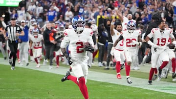 The Giants get their just their third win of the season in a convincing victory over the Raiders, who have lost 10 straight.