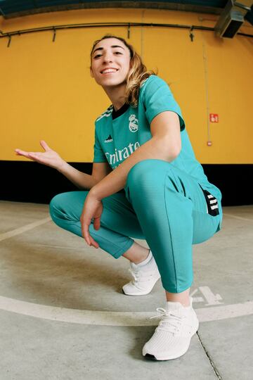 Olga Carmona muestra los nuevos colores del Real Madrid.