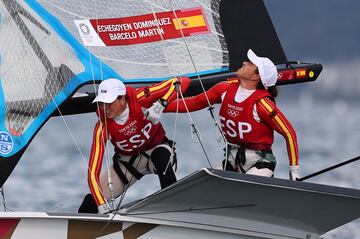 Tamara Echegoyen y Paula Barceló  completan las regatas de 49er y se colocan primeras en la general. Opción de medalla en la Medal Race.

