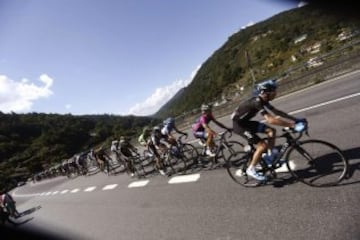 El pelotón rueda durante la vigésima etapa de la Vuelta Ciclista a España, con salida en la localidad ourensana de Santo Estevo de Ribas de Sil y llegada en el Puerto de Ancares, y con un recorrido de 185,7 kilómetros.