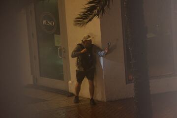 Un hombre graba la tormenta mientras el huracán Milton toca tierra en Sarasota, Florida.