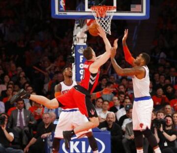 Tyler Hansbrough lanza desequilibrado entre Iman Shumpert y Jeremy Tyler.