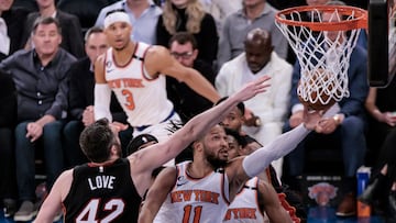 New York (United States), 03/05/2023.- The Knicks Jalen Brunson (C) tries to drive past the Heat's Kevin Love (L) during the second quarter of game two of the playoff series between the Miami Heat and the New York Knicks at Madison Square Garden in New York, New York, USA, 02 May 2023. (Baloncesto, Estados Unidos, Nueva York) EFE/EPA/JUSTIN LANE SHUTTERSTOCK OUT
