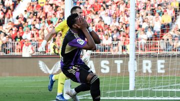 ALMERIA 28/05/2023. El delantero ecuatoriano del Vallaodlid Gonzalo Plata se lamenta tras una ocasión fallada ante la UD Almería, durante el encuentro correspondiente a la jornada 37 de Primera División que disputan hoy domingo frente al Real Valladolid en el Power Horse Stadium de Almería. EFE / Carlos Barba
