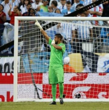 Sergio Romero detuvo el penalti lanzado por Seijas 'a lo Panenka'.