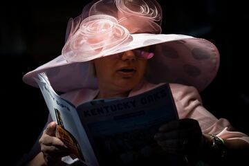  Aficionados a la hípica en el Churchill Downs de Kentucky durante la Kentucky Oaks.