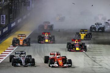 Verstappen toca a Raikkonen y 谷ste se lleva por delante a Vettel que sigue a duras penas. La inercia del Ferrari del finland谷s hace un recto en la primera curva y se atropella al Mclaren de Alonso que se puso 3? en la salida.