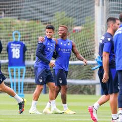 Charly Musonda asoma con el grupo