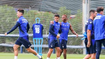 11/10/22 ENTRENAMIENTO DEL LEVANTE UD -
ROGER BRUGUE - MUSONDA