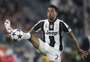 Jug¨® con el Barcelona de 2008 al 2016, a?o en el que se march¨® a la Juventus, y posteriormente al PSG y el Sao Paulo y finalmente otra vez recabando en el club donde le dio los mayores ¨¦xitos y reconocimiento cinco a?os despu¨¦s.