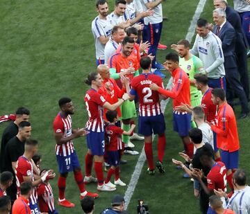 Godín ha recibido una placa con los partidos que ha jugado, un brazalete de capitán y una camiseta dedicada por sus compañeros. 