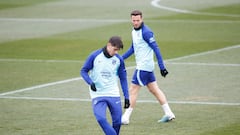 Morata controla un balón en presencia de Saúl en un entrenamiento del Atlético.