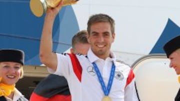 Lahm levanta la Copa del Mundo a su llegada a Alemania.