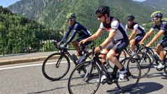 Jorge Lorenzo entrena con los ciclistas del Movistar en la jornada de descanso del Tour de Francia de este lunes en Andorra.