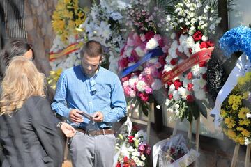 El hijo de Blanca Fern¨¢ndez Ochoa pasando por las coronas enviadas en recuerdo de su madre