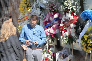 El hijo de Blanca Fernández Ochoa pasando por las coronas enviadas en recuerdo de su madre