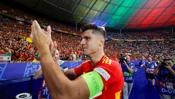BERLÍN, 14/07/2024.- El jugador de la selección española, Álvaro Morata, celebra su victoria en la final de la Eurocopa tras derrotar por 2-1 a Inglaterra en el encuentro que han disputado hoy domingo en el estadio Olímpico de Berlín. EFE /Alberto Estévez.