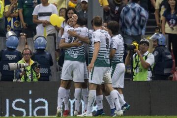 La ida de las semifinales se jugó en el TSM. América llegaba como favorito, pero Santos salió del encuentro con un pie en la final. Entre una perfecta actuación ofensiva y fallas en la defensa de los azulcremas. Cuatro goles contra uno y Santos dio un paso definitivo a la definición de la Liga MX.