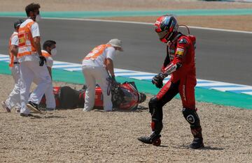 El piloto de Ducati Team, Danilo Petrucci, tras irse al suelo. 
