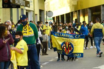 As赤 recibieron los seguidores al Villarreal a su llegada al estadio.