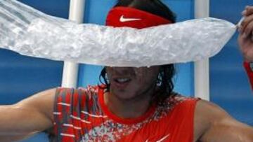 <strong>CALOR Y TRIUNFO.</strong> El calor va haciendo acto de presencia en el Open de Australia, pero no fue obstáculo para que Nadal cerrara su pase a octavos con un claro triunfo ante Simon.